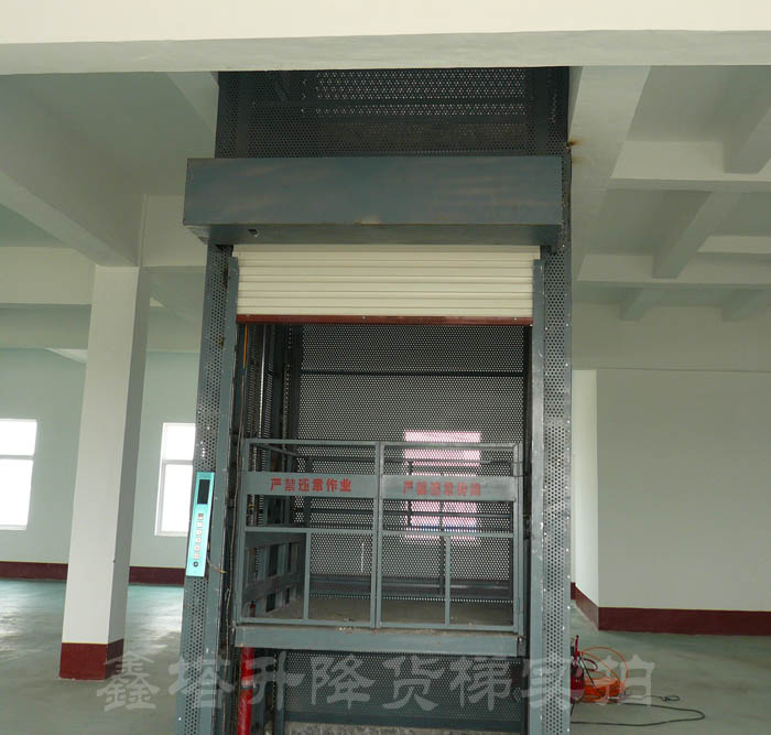 帶護(hù)網(wǎng)+卷簾門+數(shù)顯控制的液壓貨梯 帶護(hù)網(wǎng)+卷簾門+數(shù)顯控制的液壓貨梯