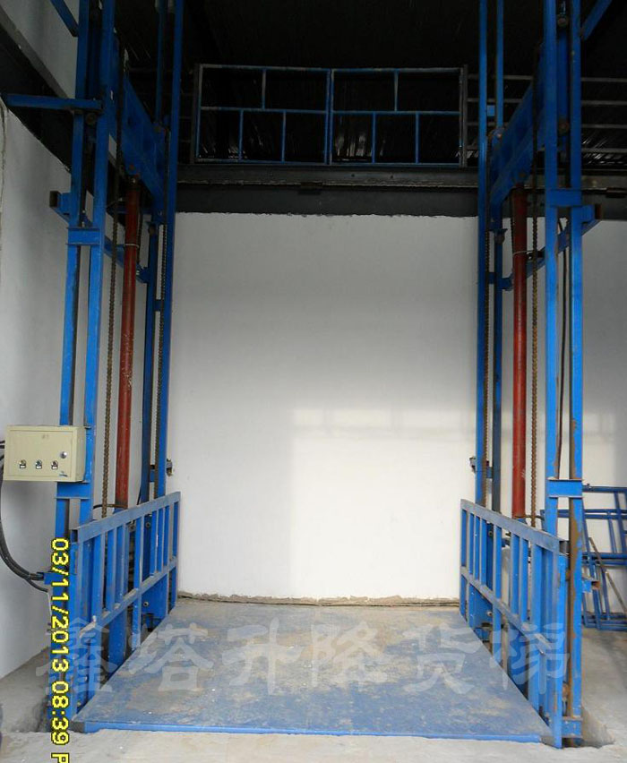 車間空曠的場所內安裝升降貨梯 車間空曠的場所內安裝升降貨梯