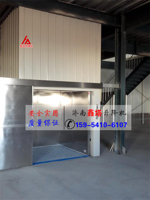 帶電動門的液壓升降貨梯安裝現(xiàn)場 帶電動門的液壓升降貨梯安裝現(xiàn)場