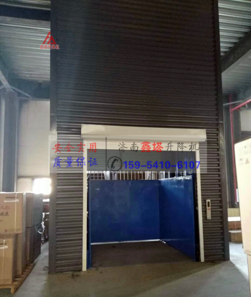 帶電動卷簾門彩鋼板外封的導(dǎo)軌式升降機 帶電動卷簾門彩鋼板外封的導(dǎo)軌式升降機