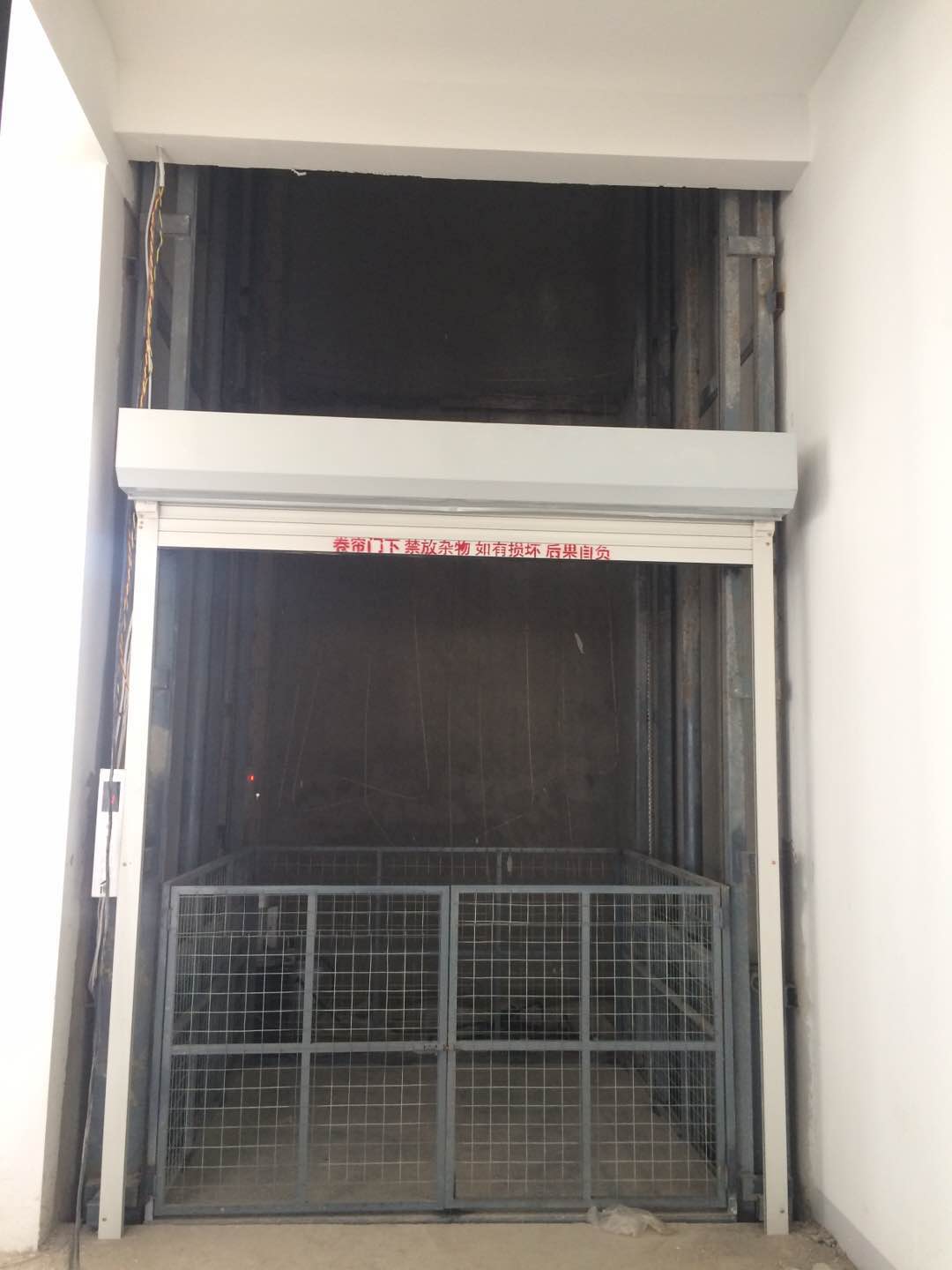 工廠三層2噸導(dǎo)軌式貨梯價格 工廠三層2噸導(dǎo)軌式貨梯價格